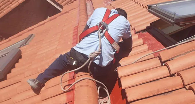 Los problemas de goteras se presentan en todo tipo de tejados, cubiertas, fachadas y superficies. Por eso, nos caracterizamos por brindar un servicio profesional de reparación de goteras y humedades en Suances. Cuenta con nosotros para eliminar humedades por condensación o por capilaridad en cualquier superficie. También somos especialistas en eliminar filtraciones de agua en Suances, para lo que nos dedicamos a reparar la causa de la filtración, para después proceder a secar la zona e impermeabilizarla.