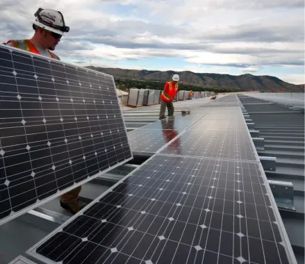 instalar paneles solares en tejados de aluminio