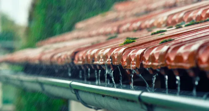 prevenir formacion de goteras en tu tejado